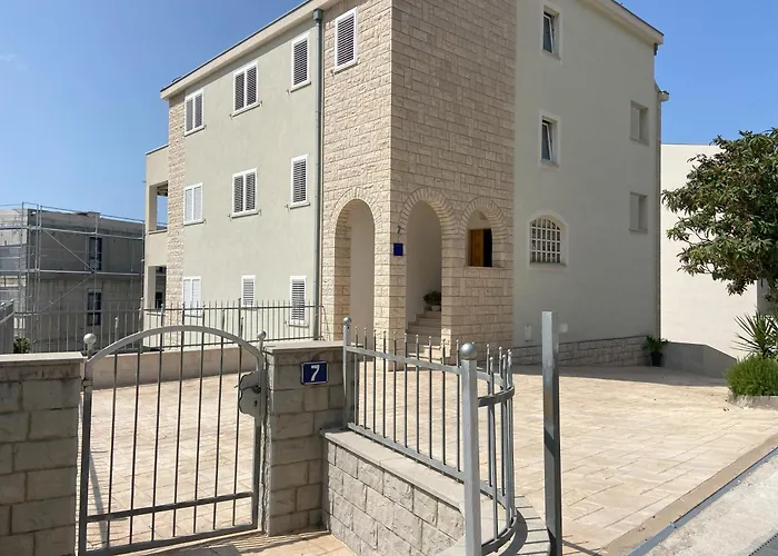 Rubic Omis- 230m From Sandy דירה